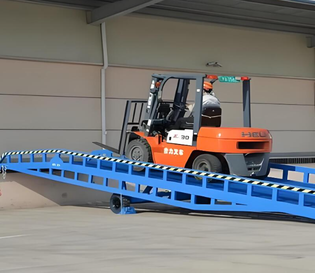 五莲移动式卸货平台（叉车用）